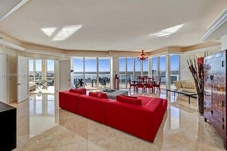 10225 Collins Ave, Unit 1703 in Bal Harbour, FL - Foto de edificio - Building Photo