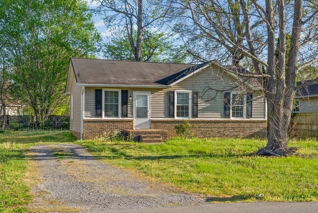 352 Woodale Dr in Clarksville, TN - Building Photo - Building Photo