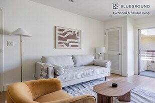 7230 Franklin Ave in Los Angeles, CA - Building Photo