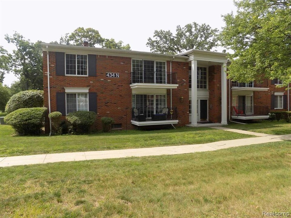 434 Fox Hills Dr S in Bloomfield Township, MI - Building Photo