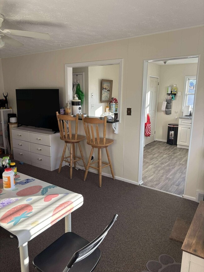 208 Buena Vista Ave in Newington, CT - Foto de edificio - Building Photo