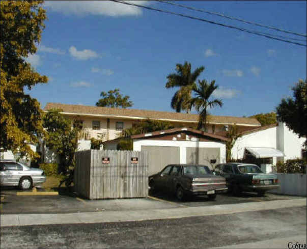 303 SE 9th St in Hallandale Beach, FL - Building Photo