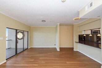 351 Lakeside Ln in Houston, TX - Building Photo - Building Photo