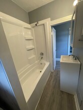 305 Locust St in Coshocton, OH - Foto de edificio - Building Photo