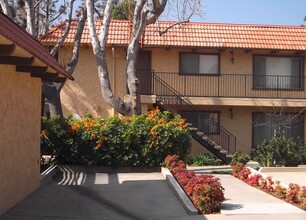 Village Apartments in Glendora, CA - Foto de edificio - Building Photo