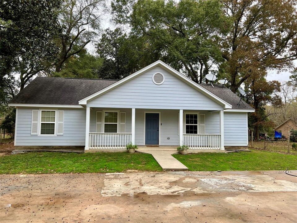 26165 Magnolia Dr in Splendora, TX - Building Photo