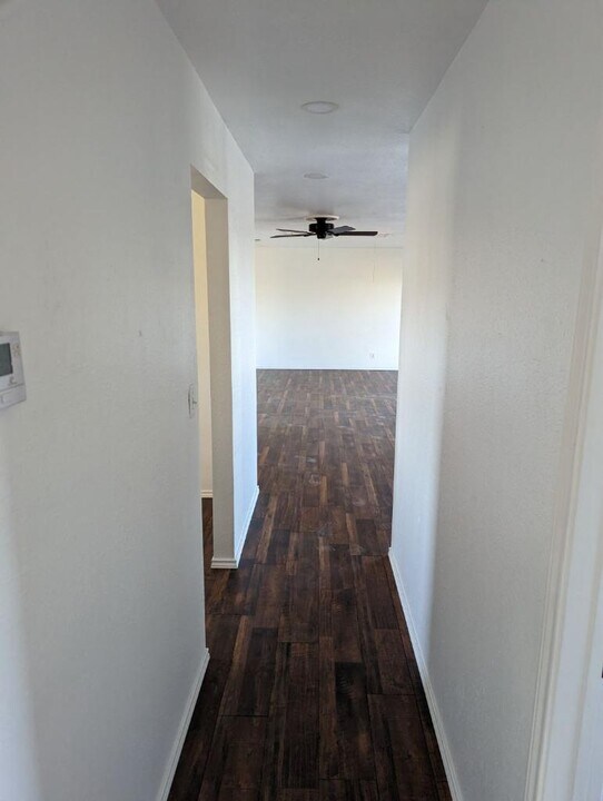 107 W Mesquite St in Karnes City, TX - Foto de edificio