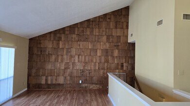 135 April Point Dr N in Montgomery, TX - Foto de edificio - Building Photo