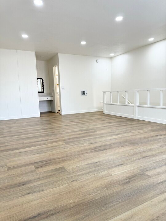 440 W Orangewood Ave in Anaheim, CA - Building Photo