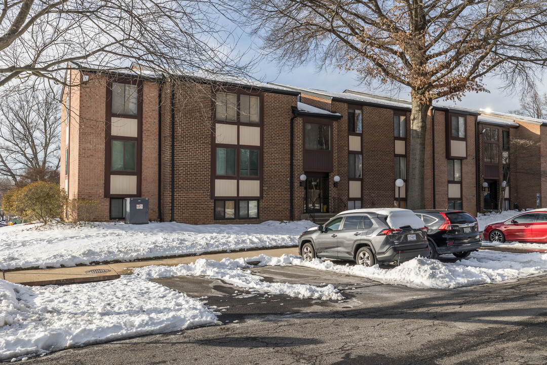 Hawthorne Village Condominiums in Fairfax, VA - Building Photo