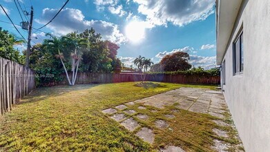 830 NE 171 St in North Miami Beach, FL - Building Photo - Building Photo