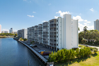 Fairways Riviera in Hallandale Beach, FL - Foto de edificio - Building Photo