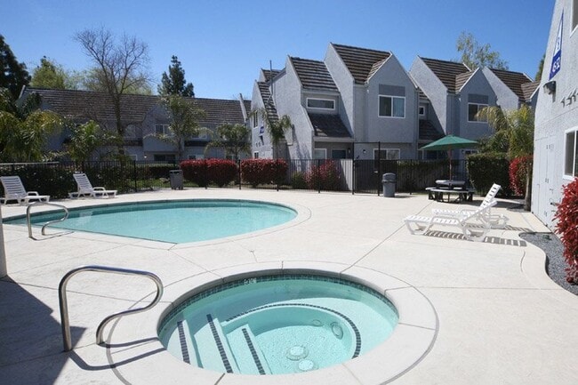 Fountain Circle Townhomes in Davis, CA - Building Photo - Building Photo
