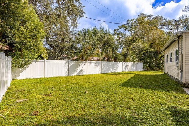 1499 W River Shore Way in Tampa, FL - Building Photo - Building Photo