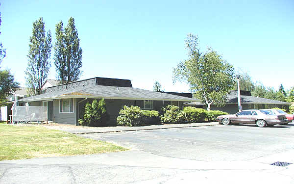 Country Squire Apartments in Kent, WA - Building Photo