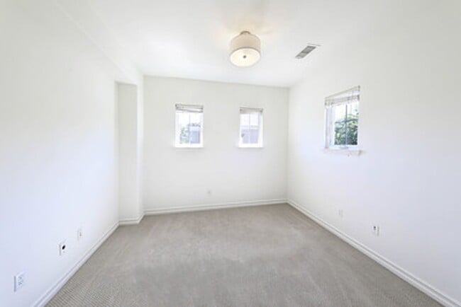8 Via Amanti in Newport Beach, CA - Building Photo - Building Photo