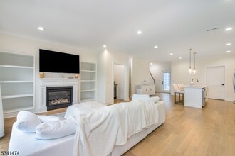 11 Deans Ct in Fairfield, NJ - Building Photo - Building Photo