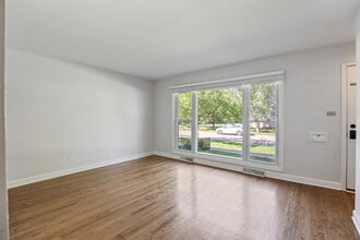 241 S Edgewood Ave in Lombard, IL - Foto de edificio - Building Photo