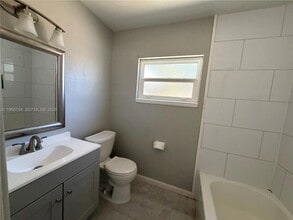 1557 S Clara Ave in DeLand, FL - Foto de edificio - Building Photo