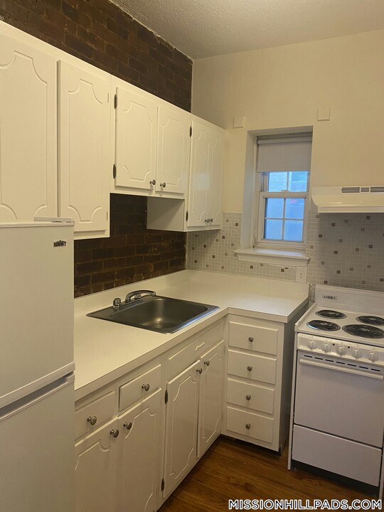 54 S Huntington Ave in Boston, MA - Building Photo