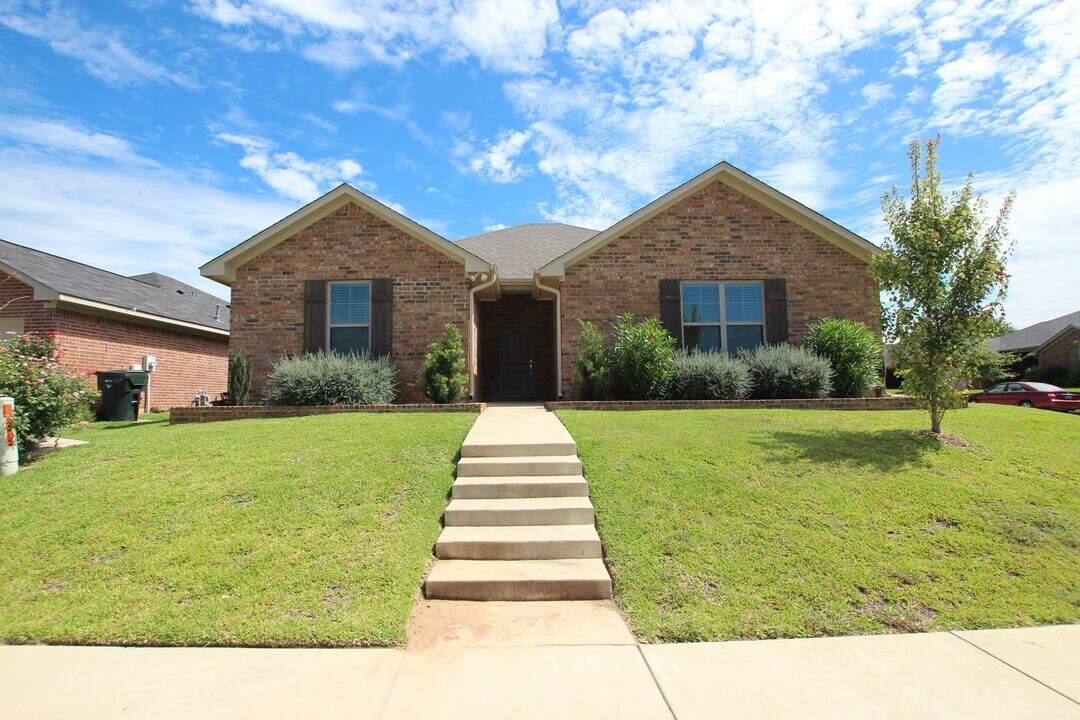 2532 Meadowglen Ct in Tyler, TX - Building Photo