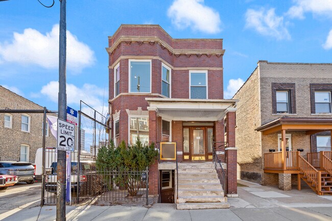 2741 W Belmont Ave, Unit Garden Unit in Chicago, IL - Building Photo - Building Photo