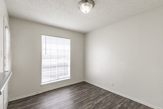 Broken Oak Townhomes in San Antonio, TX - Building Photo - Interior Photo