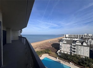 2830 Shore Dr, Unit APT 1000 in Virginia Beach, VA - Foto de edificio - Building Photo