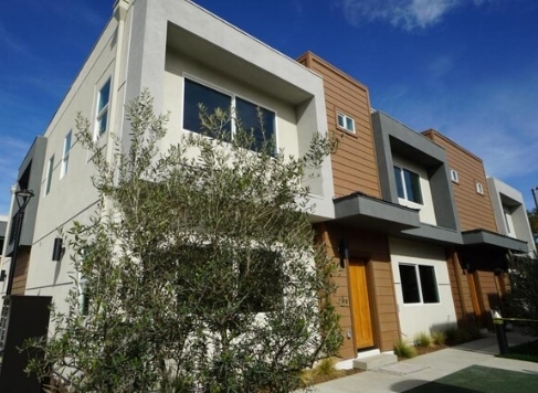 ICON Community Townhomes in Stanton, CA - Foto de edificio