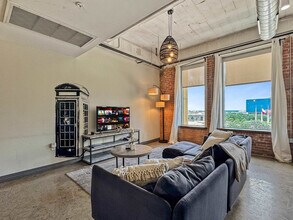555 Evergreen St in Dallas, TX - Building Photo - Building Photo