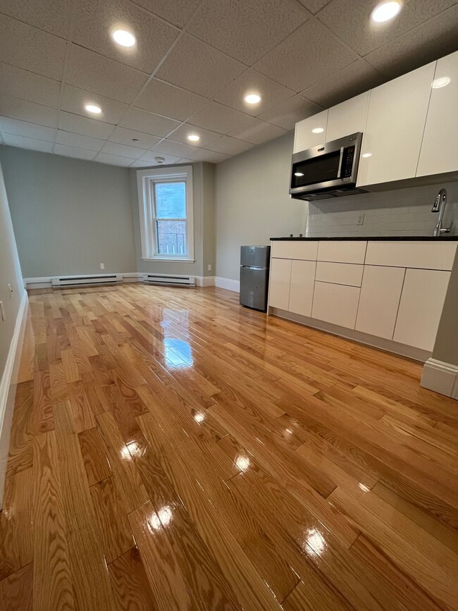 304 Newbury St, Unit 304-2