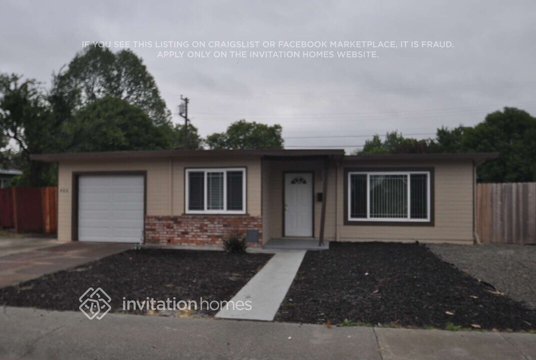 402 Tregaskis Ave in Vallejo, CA - Foto de edificio