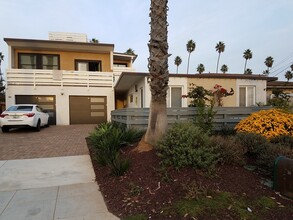 2011 S Tremont St, Unit 3 in Oceanside, CA - Foto de edificio - Building Photo