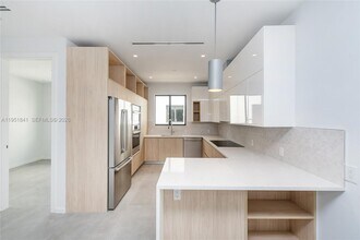 3264 Bird Ave in Miami, FL - Foto de edificio - Building Photo