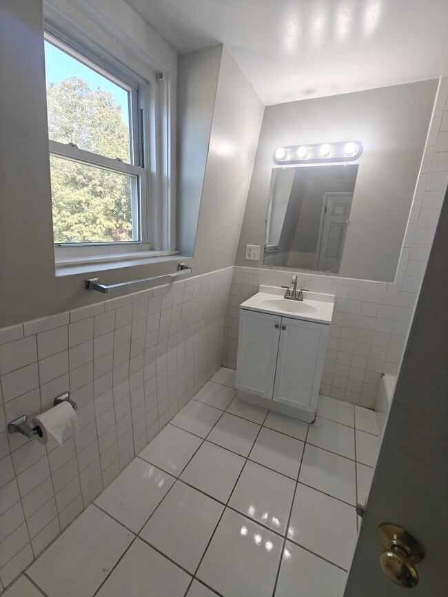 86 Milk St, Unit C in Fitchburg, MA - Building Photo - Building Photo