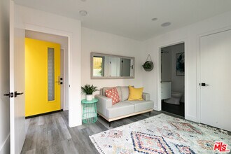 423 1/2 S Wilton Pl in Los Angeles, CA - Building Photo - Building Photo