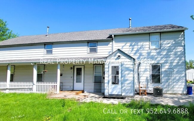 412 N Cedar St in Chaska, MN - Building Photo - Building Photo