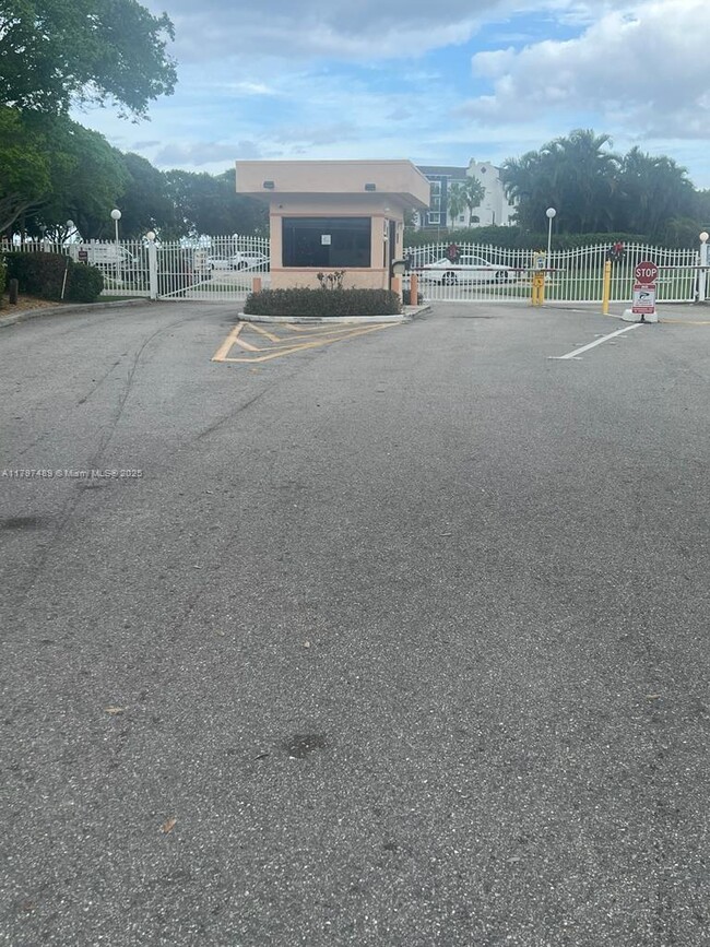 500 Executive Center Dr in West Palm Beach, FL - Building Photo - Building Photo