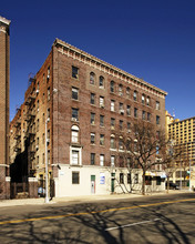 500 W 190th St in New York, NY - Building Photo - Building Photo