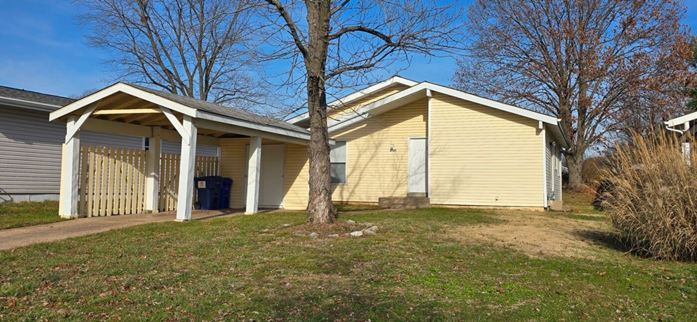 2727 Blue Heron Dr in Florissant, MO - Building Photo