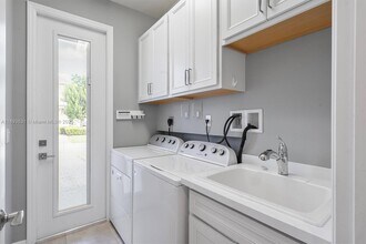 1240 Eucalyptus Dr in Hollywood, FL - Building Photo - Building Photo