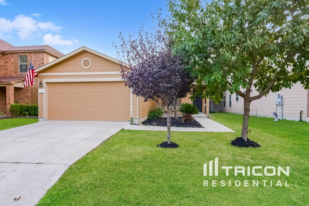 2342 Cats Paw View in Converse, TX - Building Photo