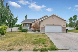 5959 Moon Shadow Dr in Herriman, UT - Building Photo - Building Photo