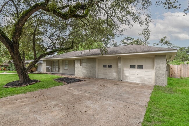 1509 N San Jacinto St in Conroe, TX - Building Photo - Building Photo