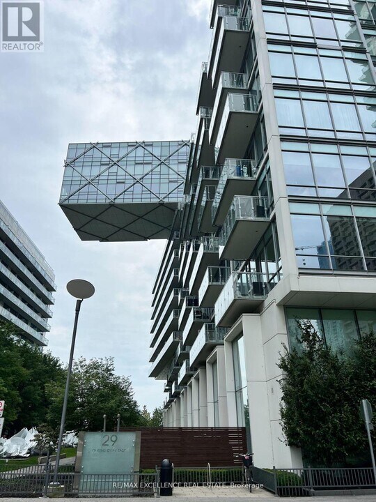 29 Queens Quay E in Toronto, ON - Building Photo