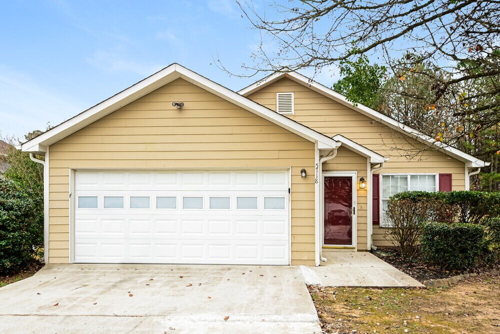 5718 Rockingwood Dr in Atlanta, GA - Building Photo