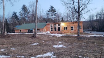 93 Sumner Rd in West Paris, ME - Building Photo