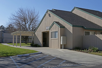 Coalinga Crossing Apartments in Coalinga, CA - Building Photo - Building Photo