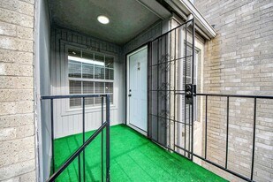 6500 Sands Point Dr in Houston, TX - Building Photo