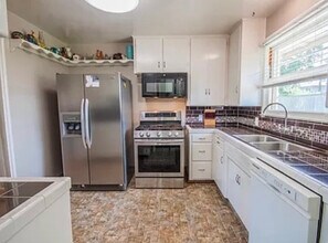 2417 W College Ct in Visalia, CA - Building Photo - Building Photo